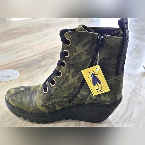 New In Box! Fly London Leather Lace Up Camo Military Green Boots, Size 40/9.5 - Picture 2 of 4